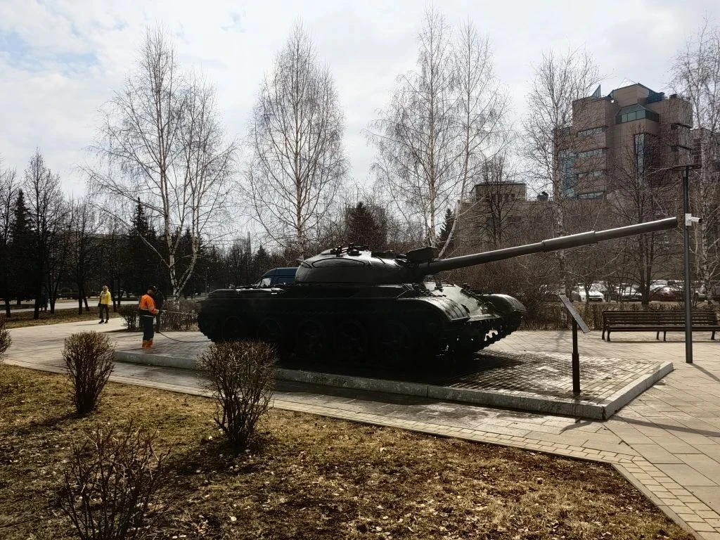 Технику в Сквере маршала Жукова готовим к Дню Победы и летнему сезону.