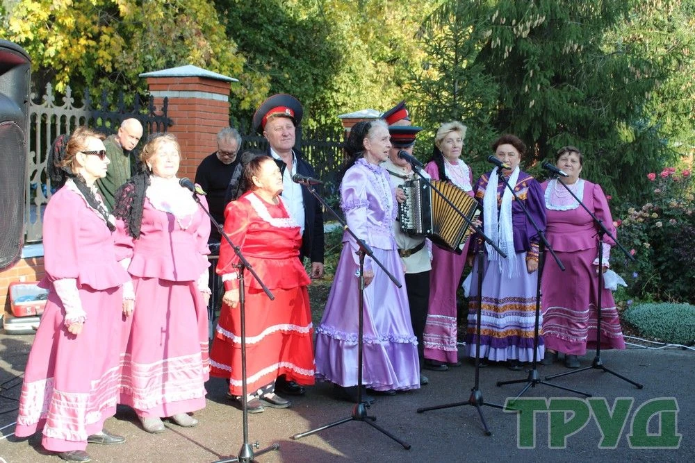 В КАМЕНСКЕ-ШАХТИНСКОМ ОТМЕТИЛИ КРЕСТНЫМ ХОДОМ ПОКРОВ ПРЕСВЯТОЙ БОГОРОДИЦЫ