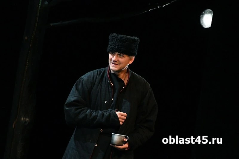 Артист Иван Шалиманов отмечает 20 лет работы на сцене Курганского театра драмы.