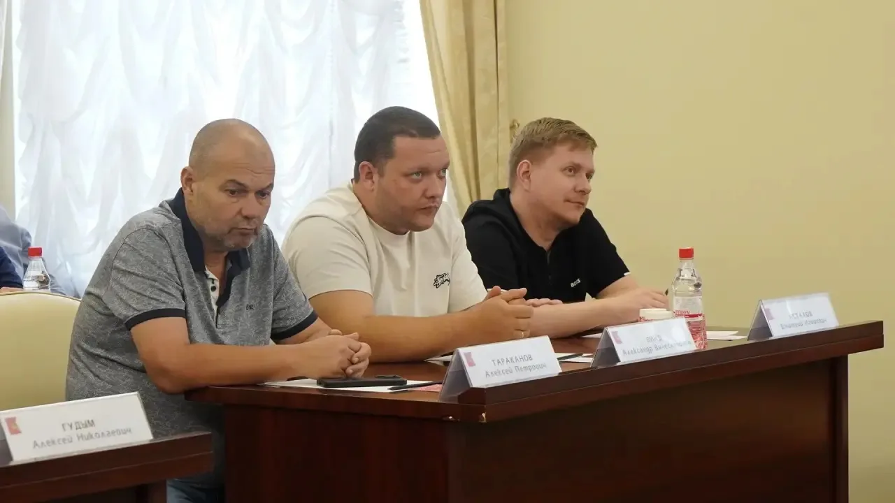 Еженедельное оперативное совещание с руководящим составом и подрядными организациями.