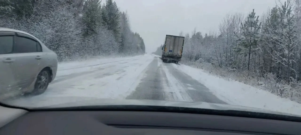 Трассу Братск — Усть-Илимск закрыли для фур и автобусов из-за снега❄️