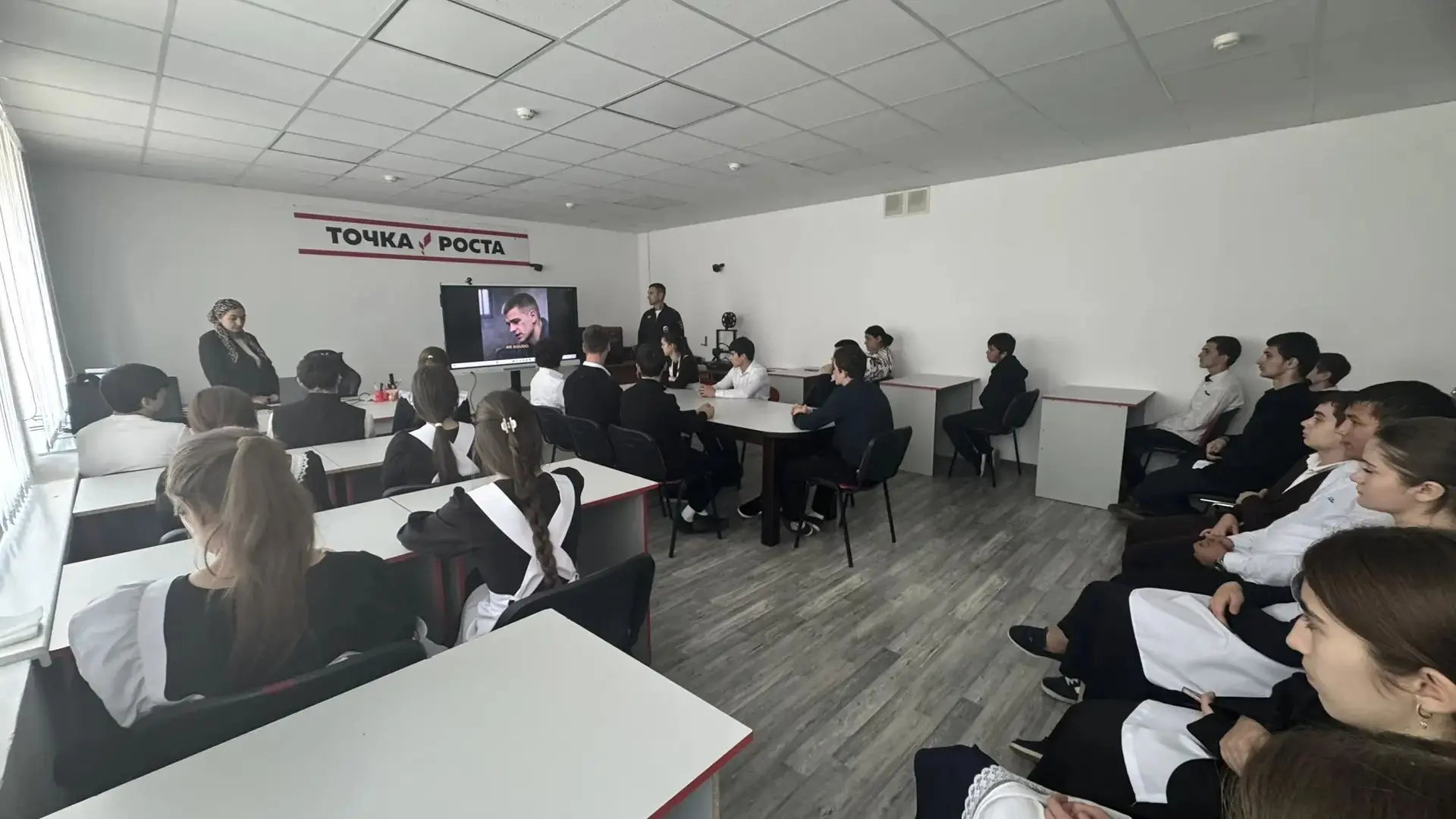 🤝 ОТКРЫТЫЙ ДИАЛОГ: В НАШЕЙ ШКОЛЕ ПРОШЕЛ КРУГЛЫЙ СТОЛ С СОТРУДНИКАМИ ПРАВООХРАНИТЕЛЬНЫХ...