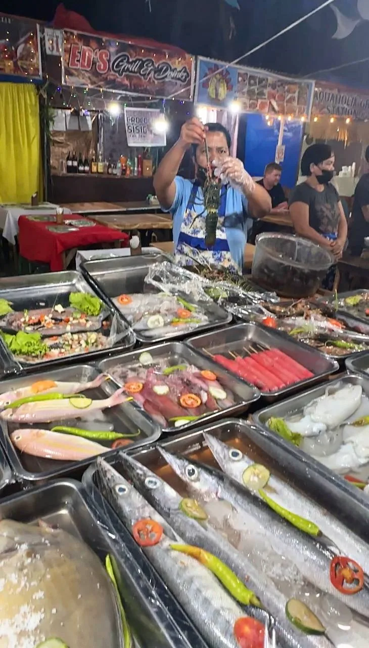 Вот такое разнообразие рыбы и морепродуктов на ночном рынке в Эль-Нидо.