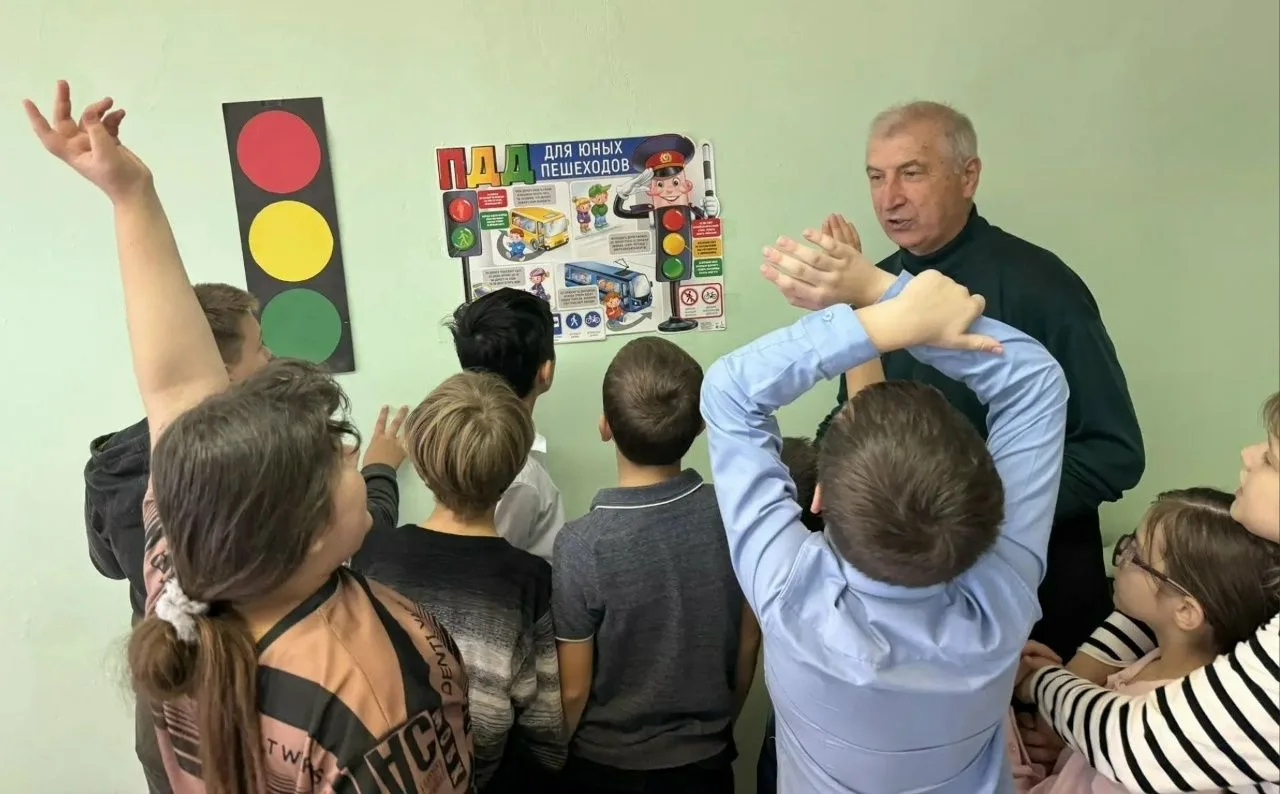Правила дорожного движения - очень важная тема! Задача педагогов и родителей научить де...