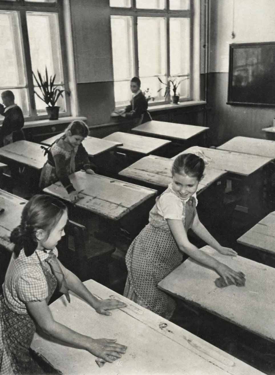 Девочки на уборке класса. 1950-е