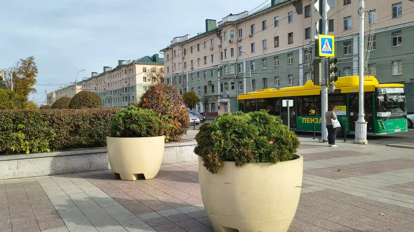 На площадь Ленина переставили вазоны с улицы Московской