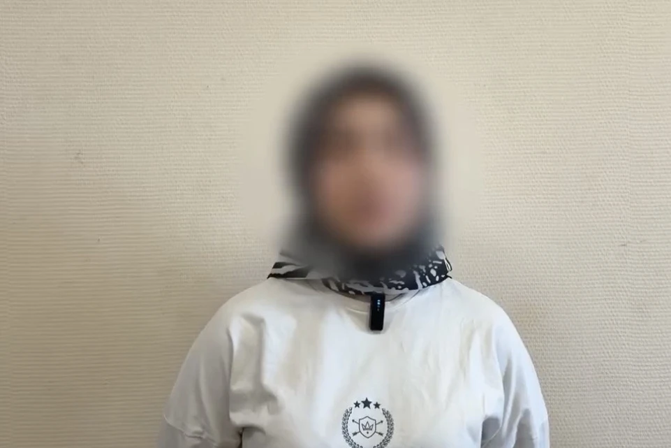 В интернете разошлось видео, где девушка в национальном головном уборе будто бы станови...