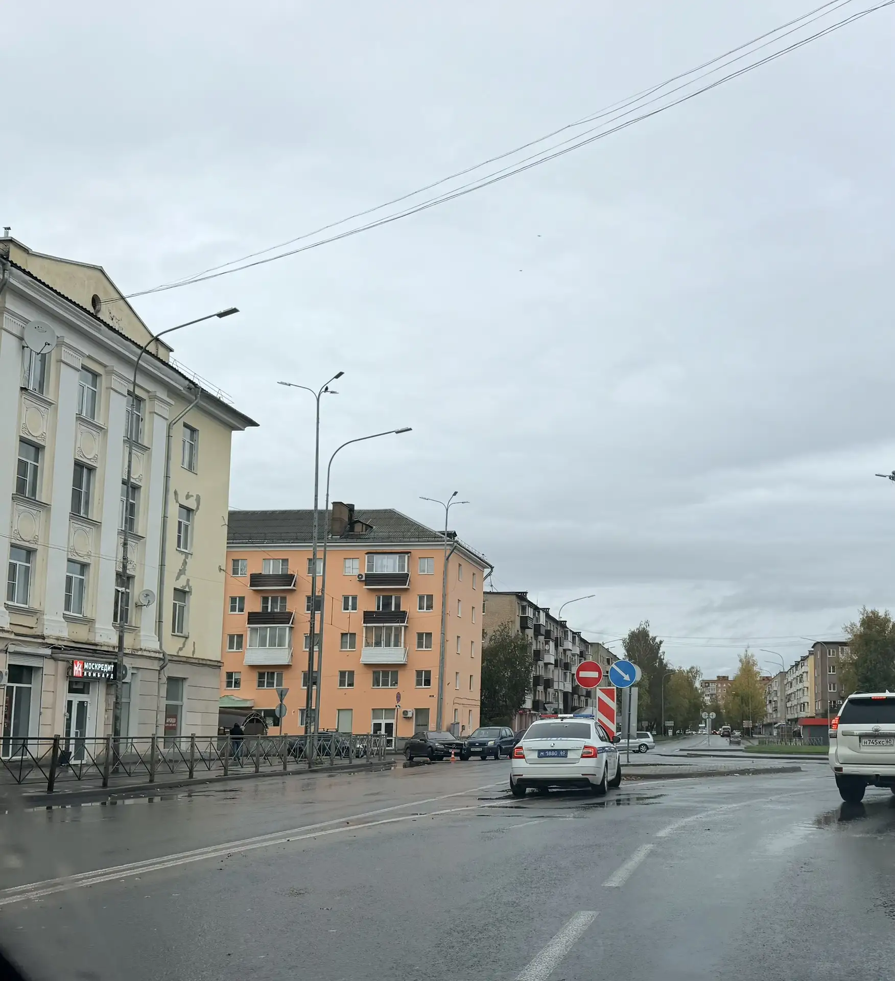 Сразу два ДТП в районе перекрестка с круговым движением