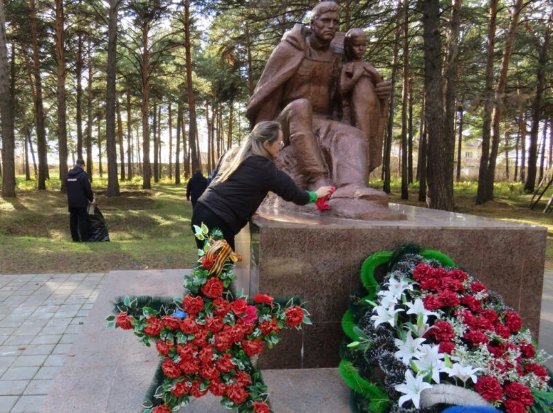В Канске полицейские и волонтёры привели в порядок мемориал «Землянка»
