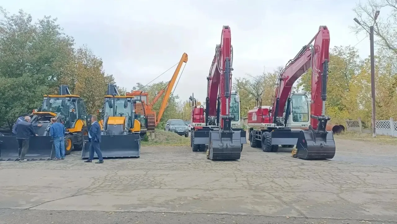 В Гуково коммунальщикам передали два новых экскаватора 🚜