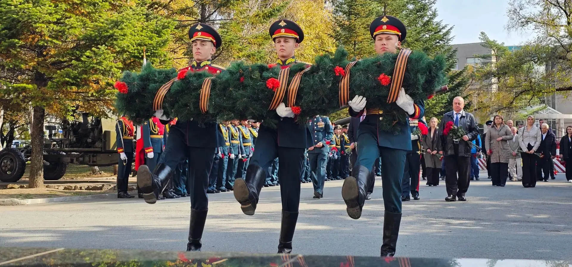 Сегодня на Аллее героев Штаба 5-й Армии состоялось торжественное возложение цветов, пос...