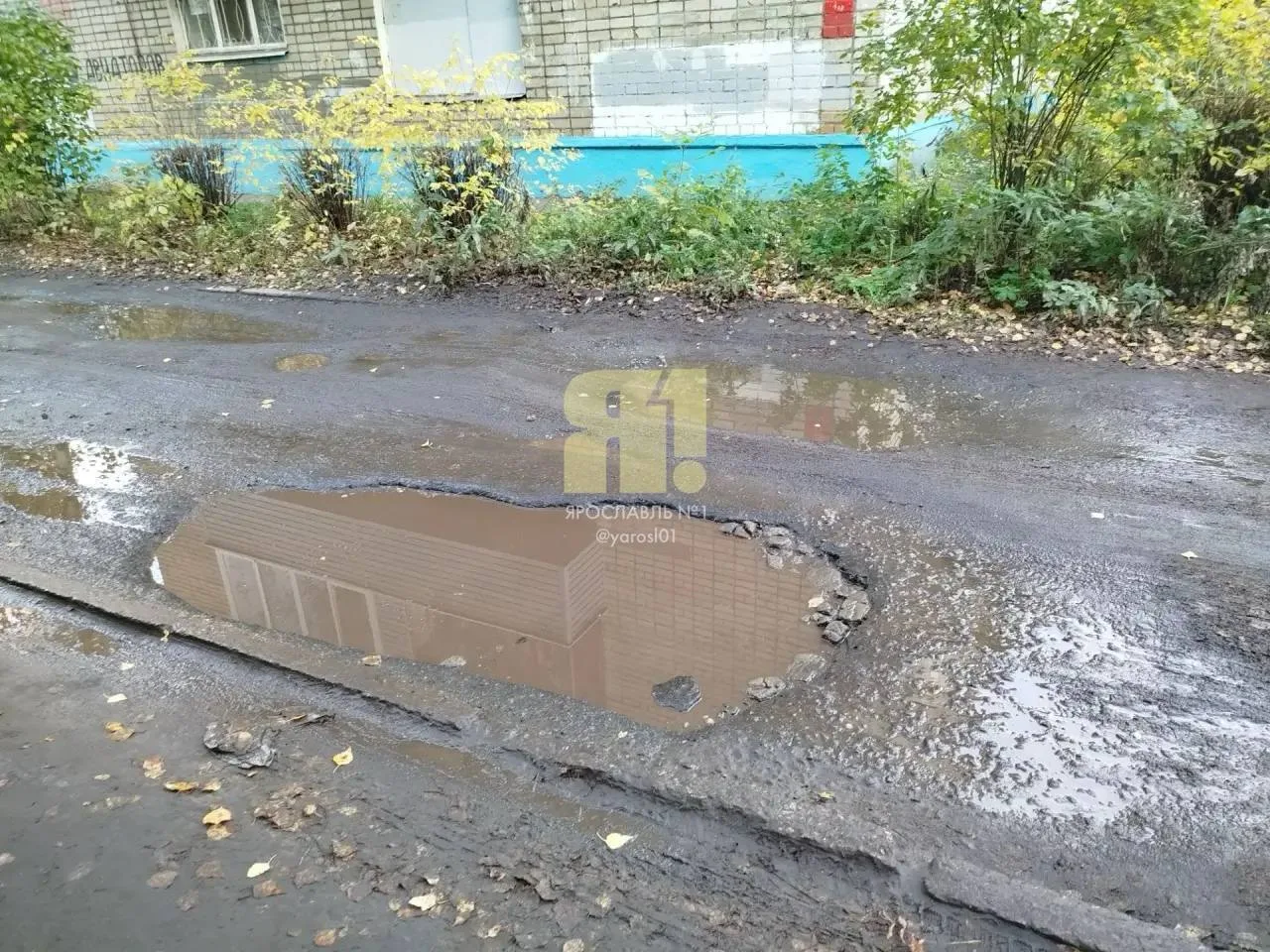 О ямах во дворе дома по проекту Авиаторов, 78, пишут местные жители: