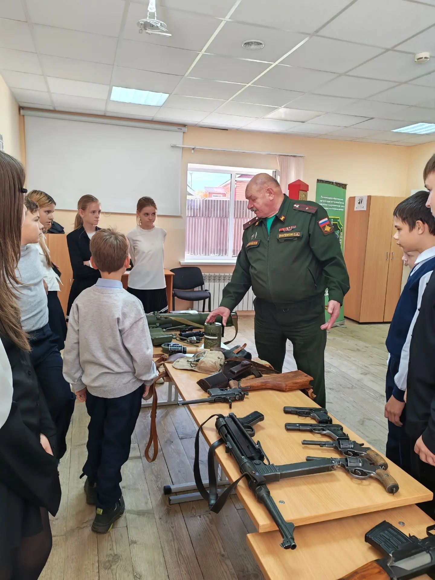 Мензелинские школьники посетили музей-выставку «На защите границ»