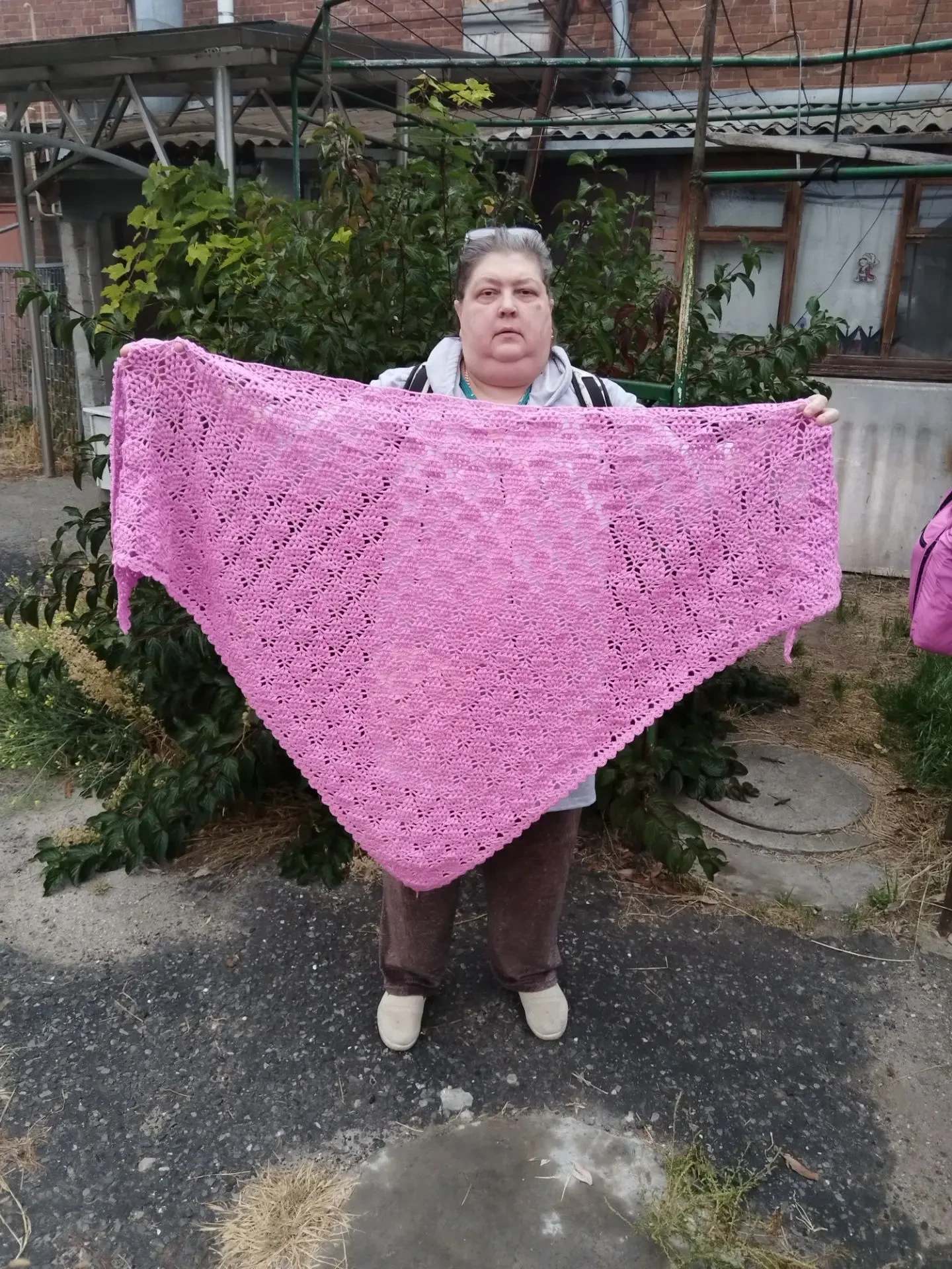 💁‍♀️ Шаль и я. Воскресенье, 7 утра, иду на работу, муж фоткал. Уже подарила своей смен...