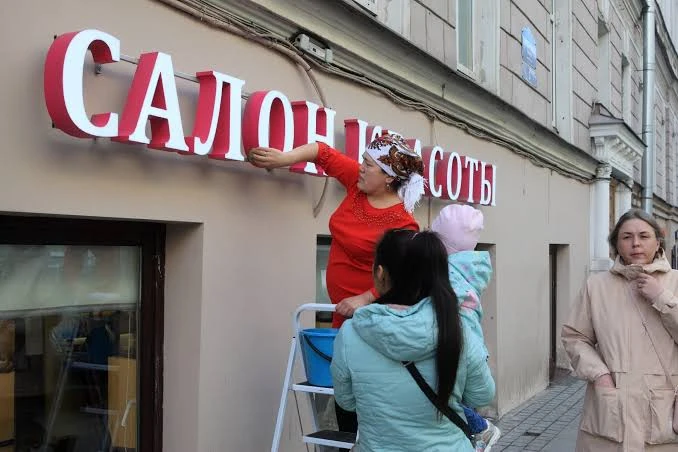 В Петербурге мигрантам запретили работать в магазинах, салонах красоты и парикмахерских