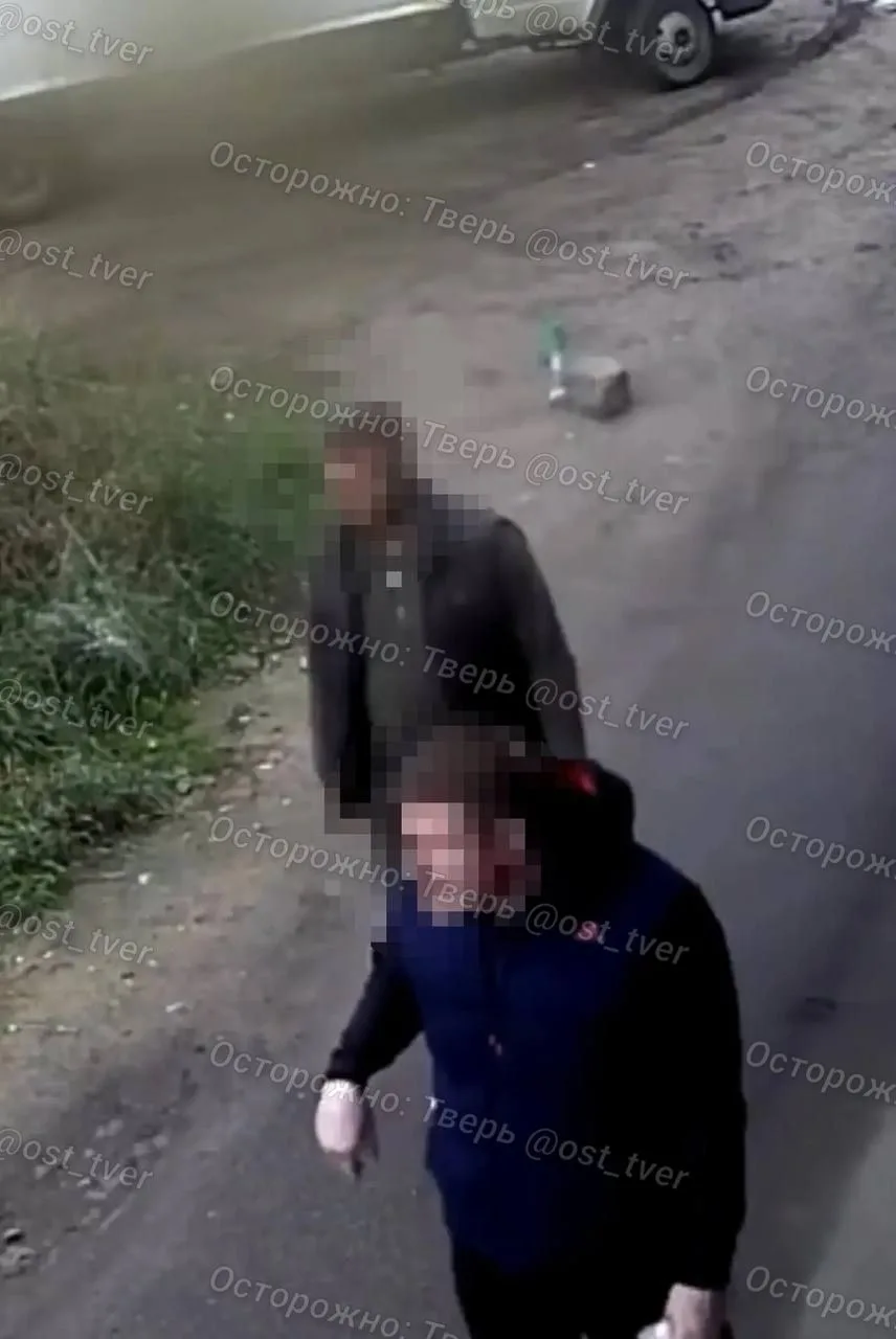 ⚡️❗️Двое неизвестных мужчин устроили конфликт и пытались напасть на девушку в районе Ко...