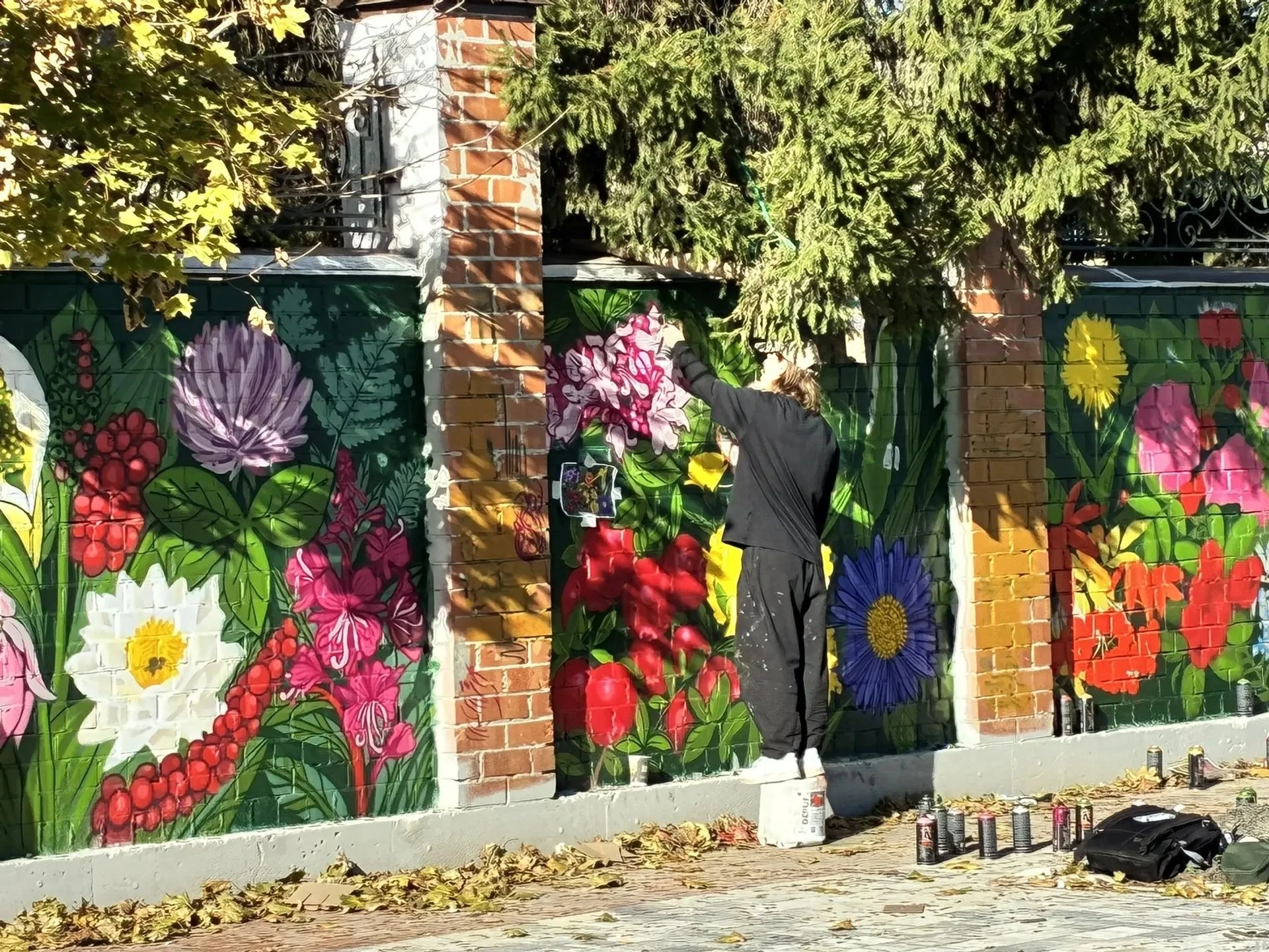 🌺 Новый цветочный мурал создают в Тюмени