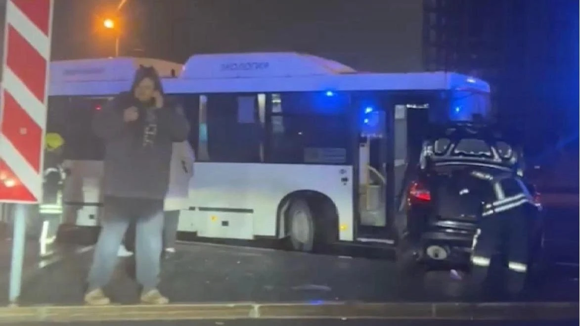 Серьёзное ДТП с автобусом произошло на Алебашевской в Тюмени