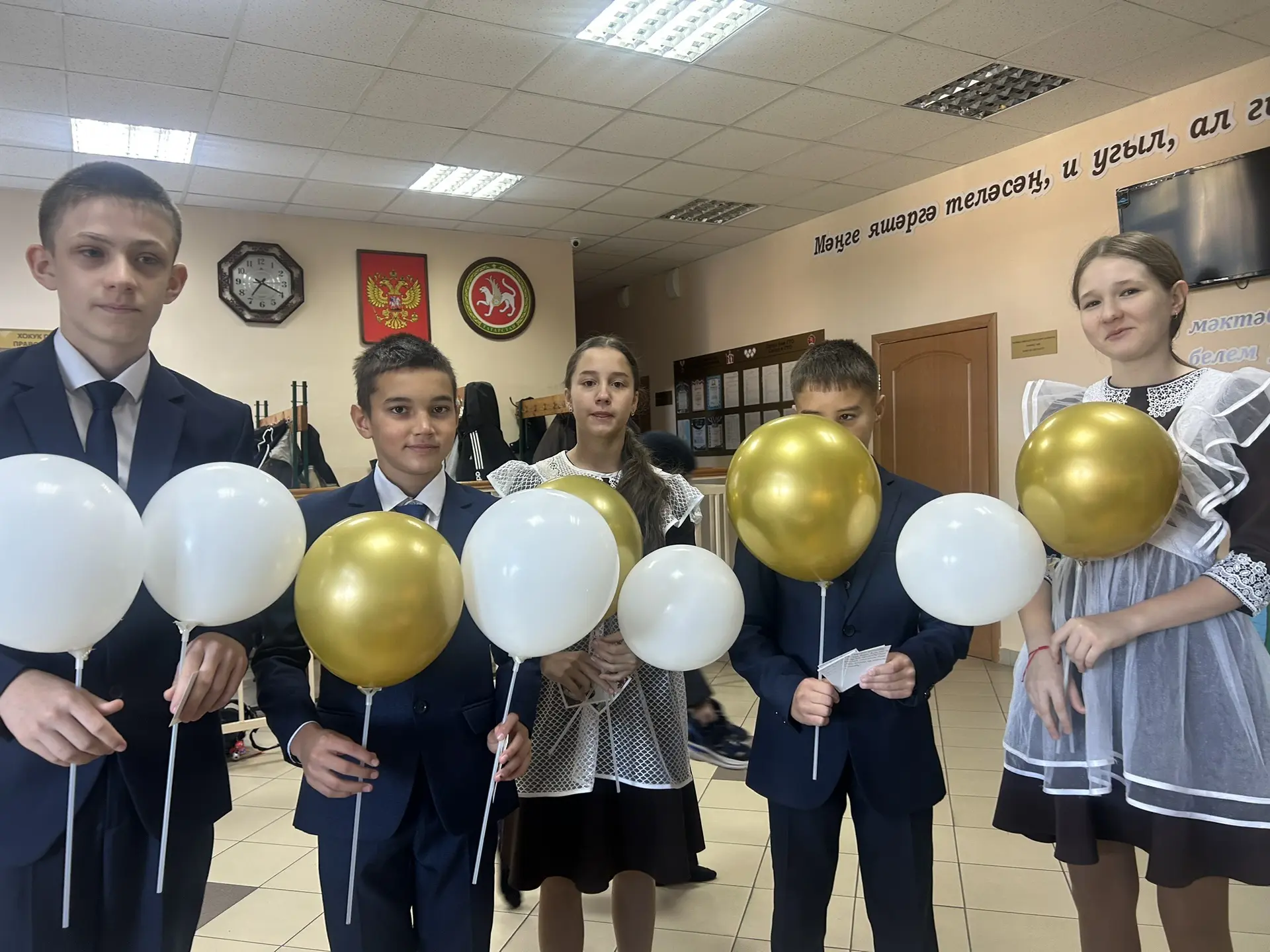 👩‍🏫👨‍🏫С благодарностью и теплом: как в нашей школе поздравили учителей