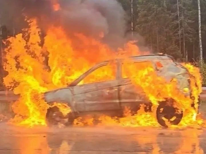 🔥 На М11 у Зеленограда загорелся автомобиль каршеринга