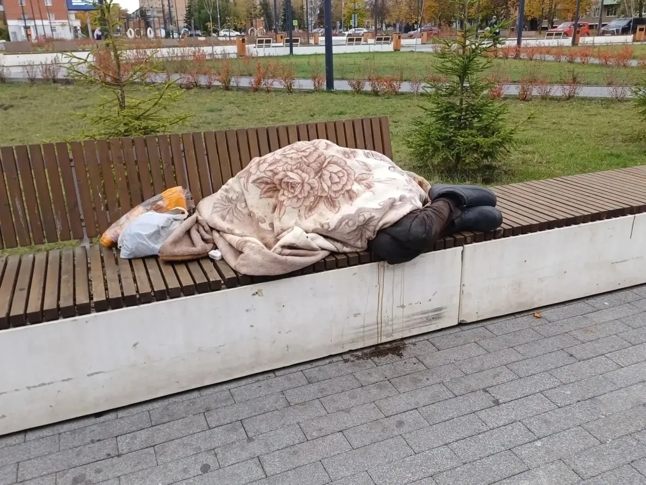 🙈 Ужасы нашего городка! 🚫 У Нового рынка в сквере уже давно живёт бомж, ходит под себ...