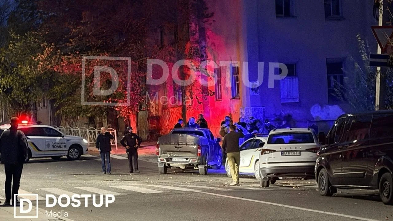 В Кировограде на Украине мужчина с автоматом и гранатами устроил стрельбу в центре горо...