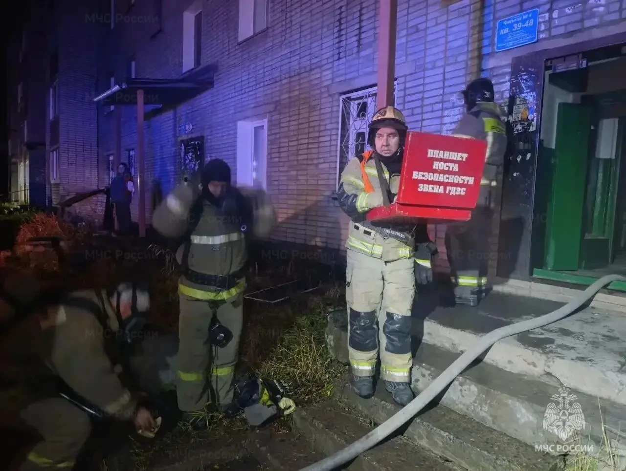 🚒 На пожаре в пятиэтажном доме спасли 11 человек