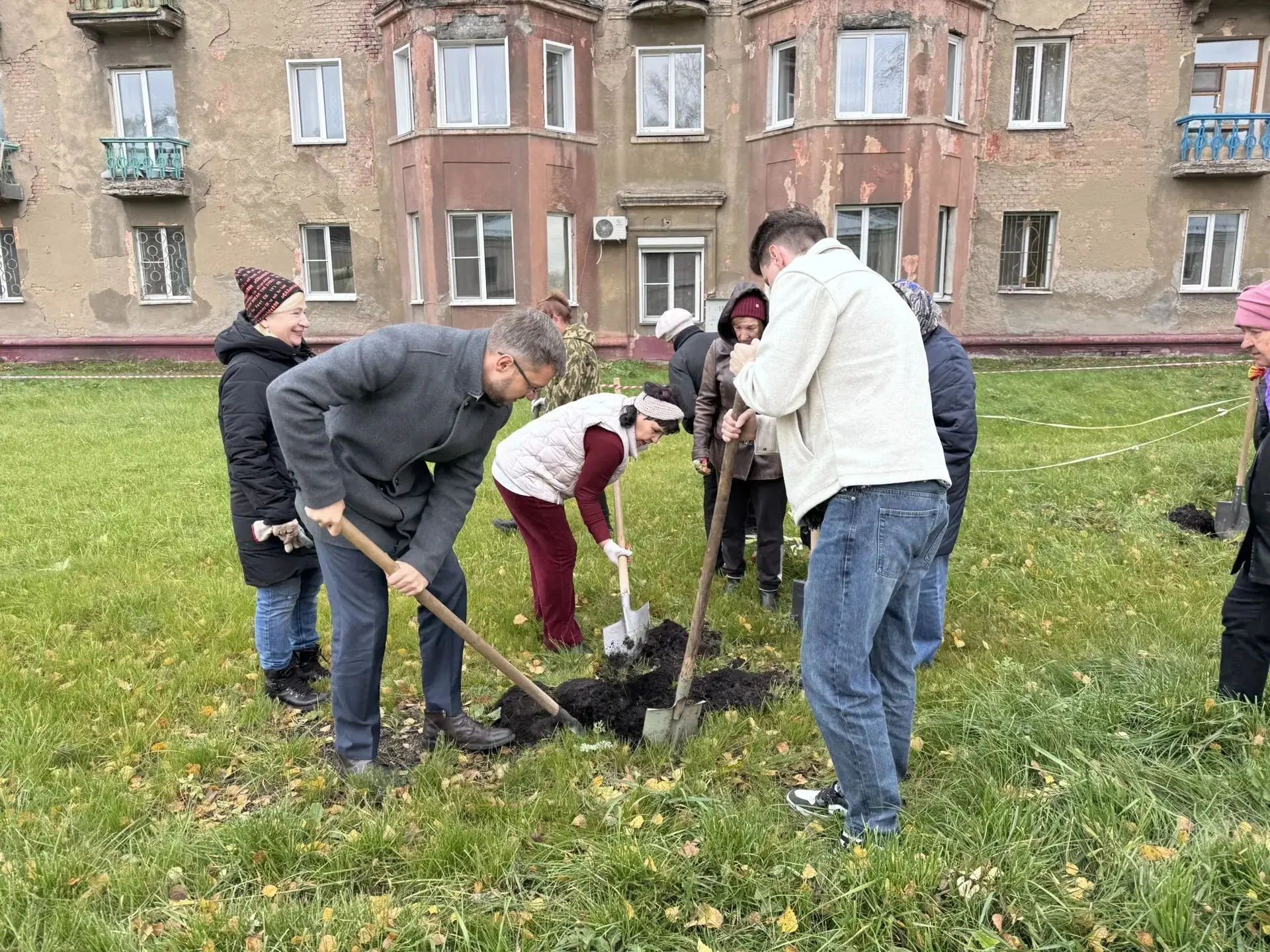 На улице Инициативной в Кировском районе высадили деревья