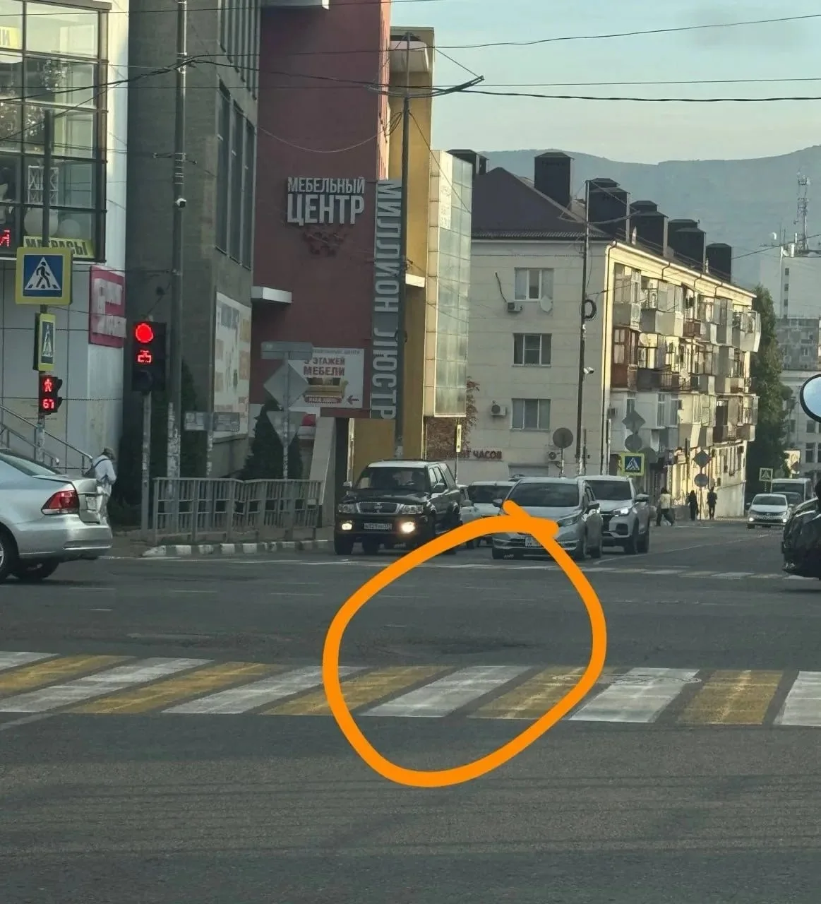 💬 Яма на пересечения Энгельса и Сипягина все глубже и глубже...