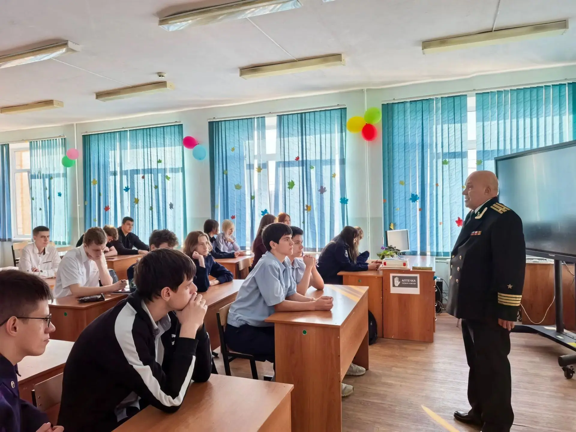 В нашей школе прошёл урок мужества, посвящённый профессии военного и долгу защищать Род...