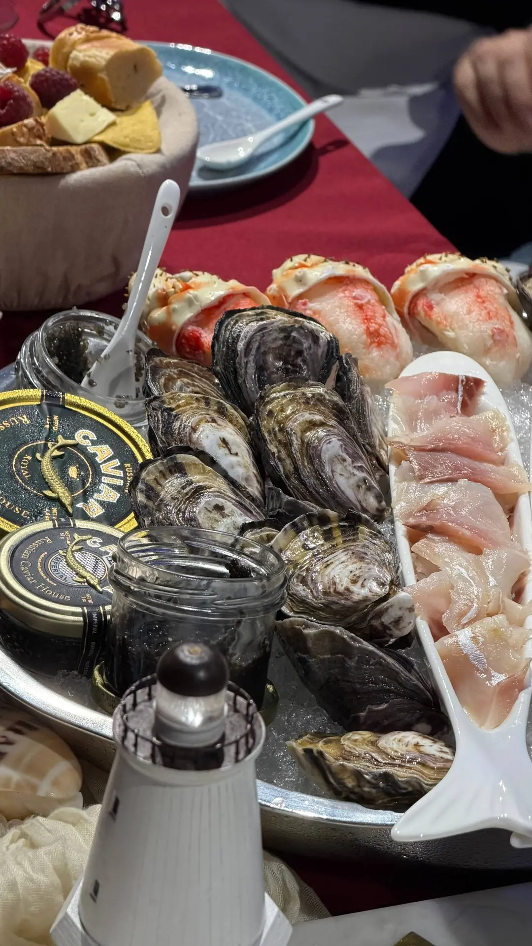 🐚 Шампань и черная икра;