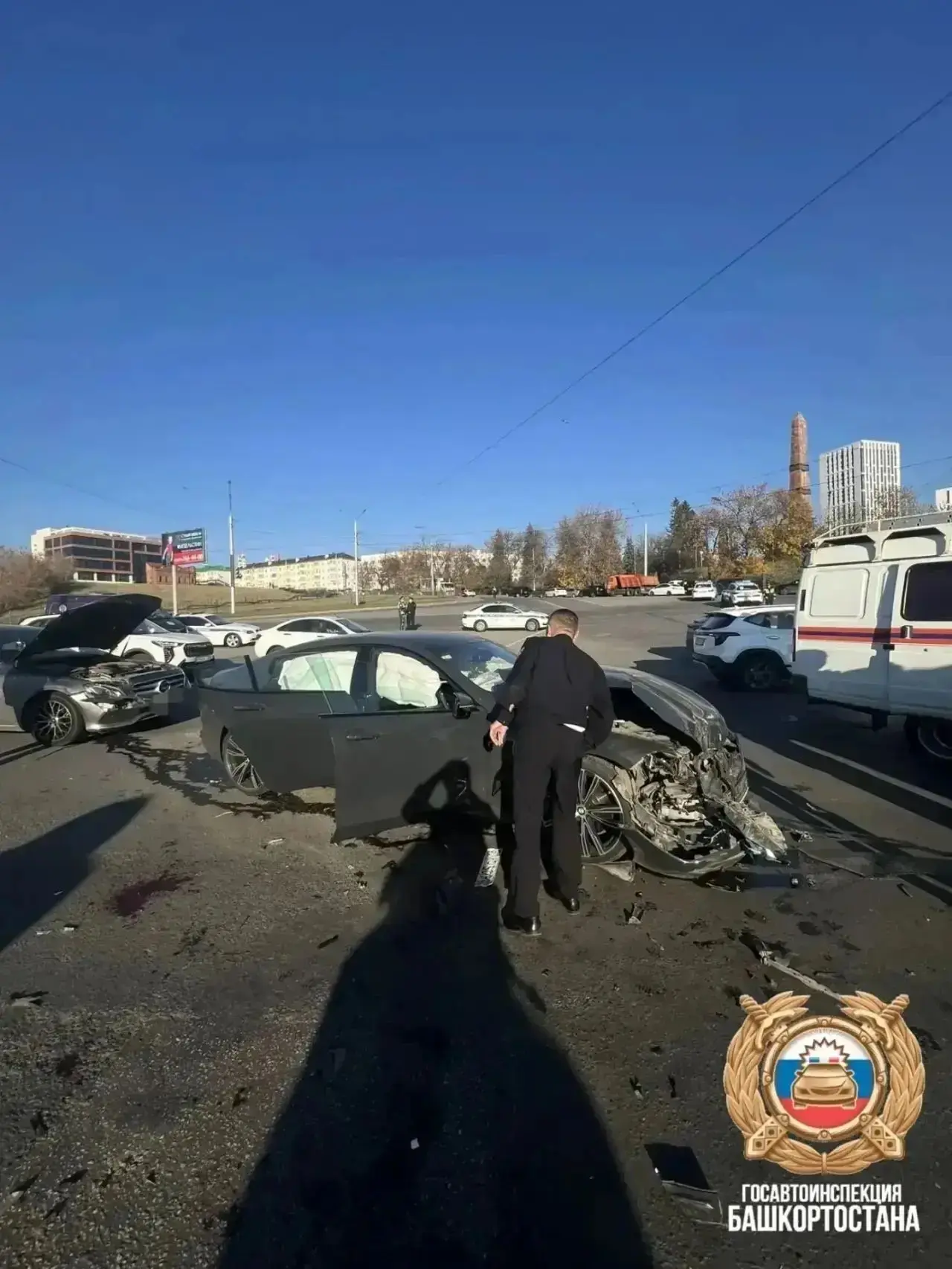 🚨В Уфе минивэн Kia опрокинулся после столкновения с Mercedes и BMW