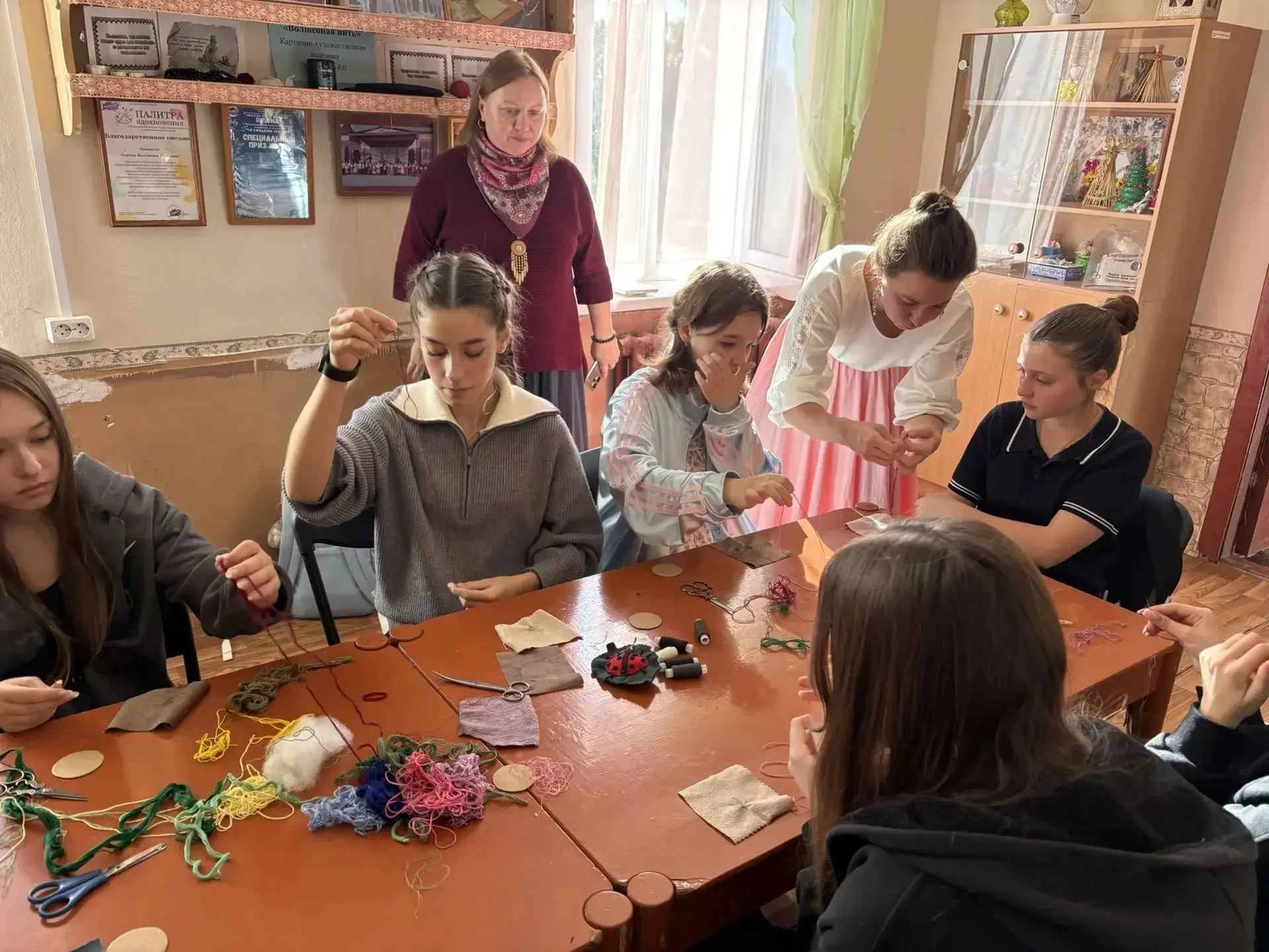 👍Брошки с историей: ясногорские школьницы осваивает вышивку