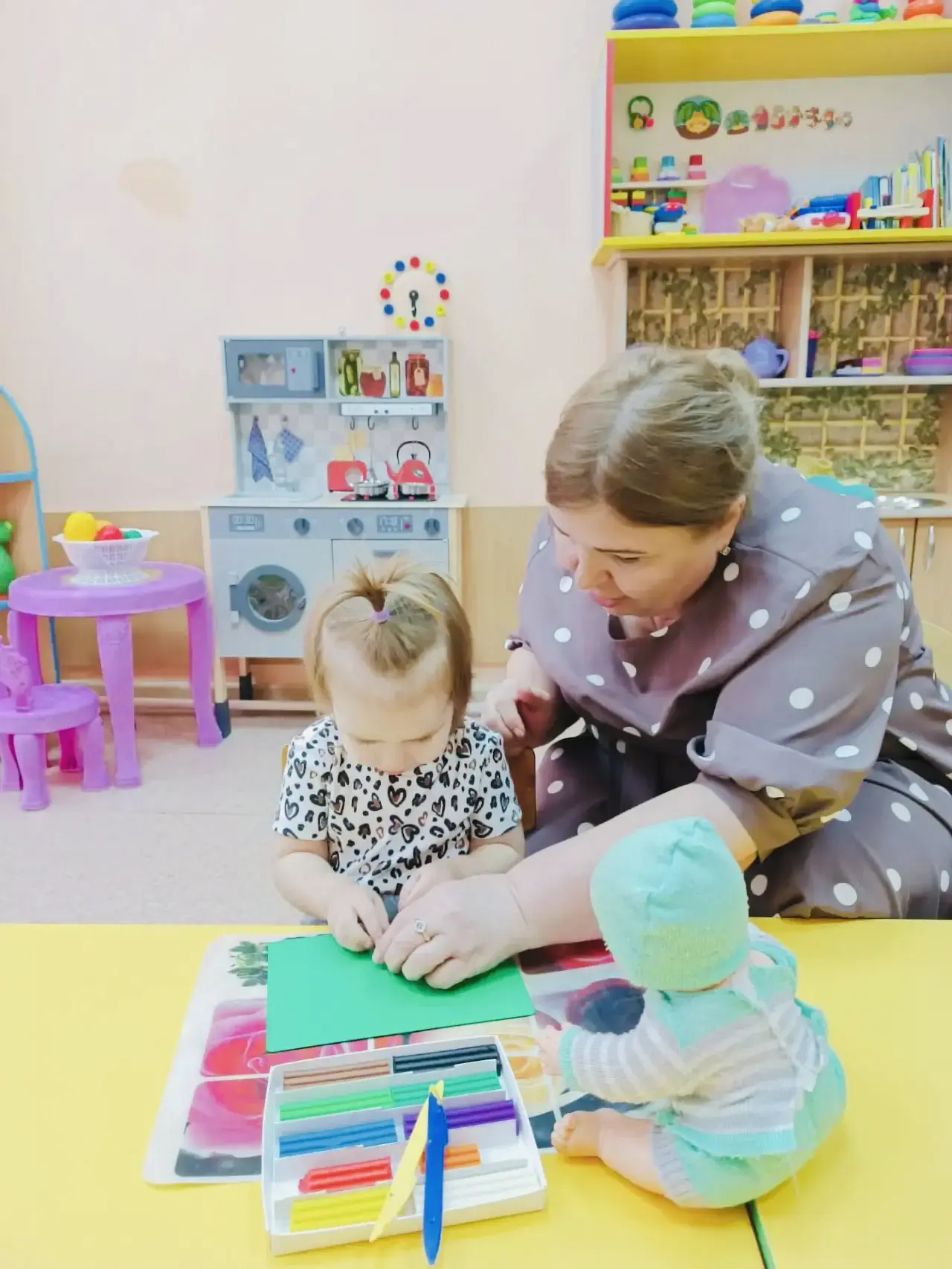 🎨 Изобразительная деятельность в группе раннего возраста «Лепка мячика для куклы».