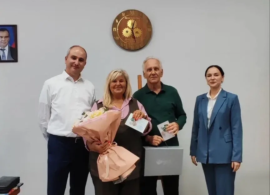Вместе с начальником отдела внутренней политики Ириной Андреевной Лобко вручили медали ...