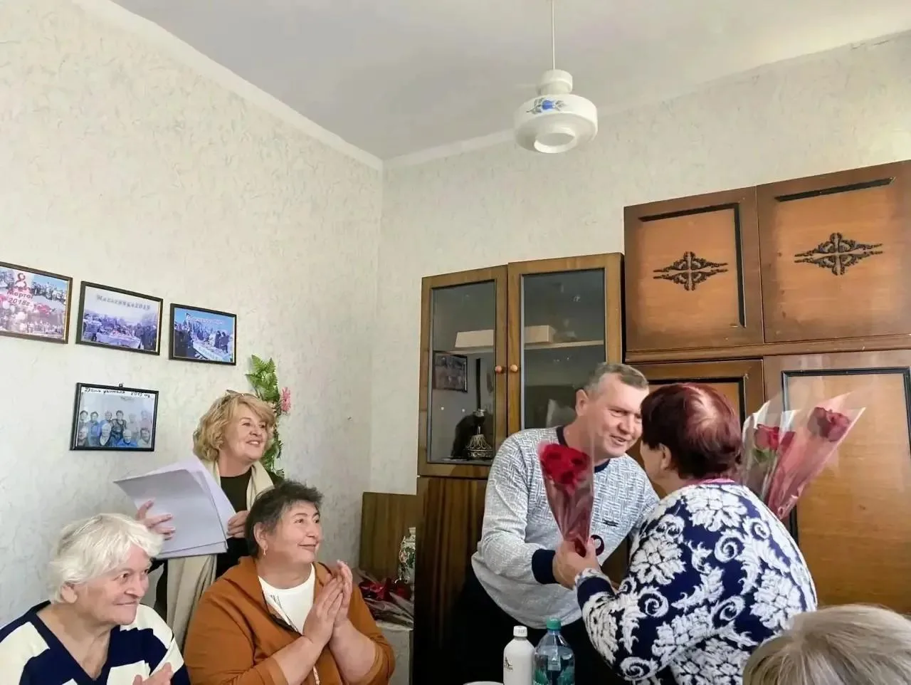Члены партии «Единая Россия» посетили Урзуфскую сельскую организацию ветеранов, чтобы п...