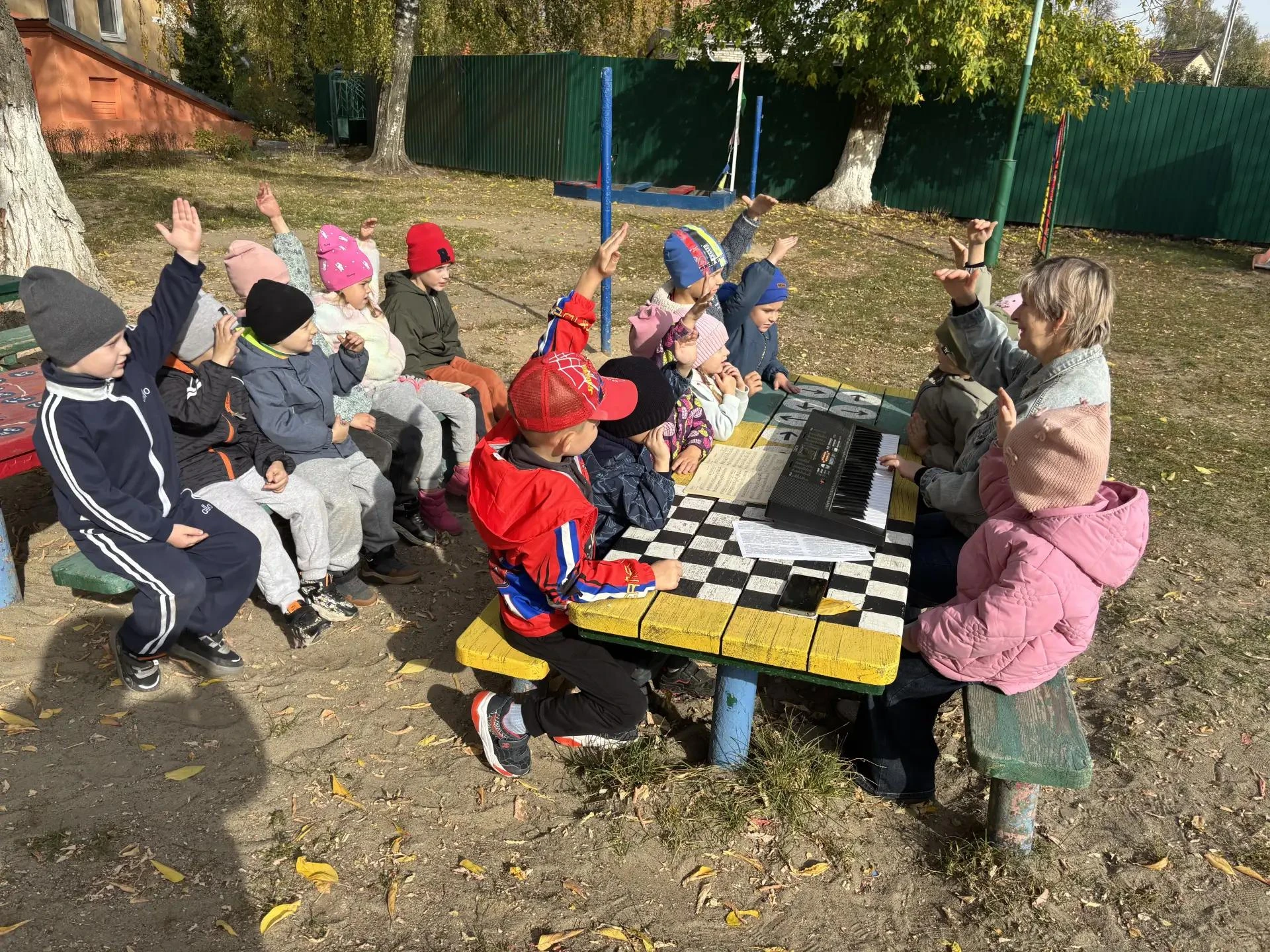 🍁 Какая прекрасная золотая Осень 👍 В такую солнечную и тёплую погоду на участке можно...