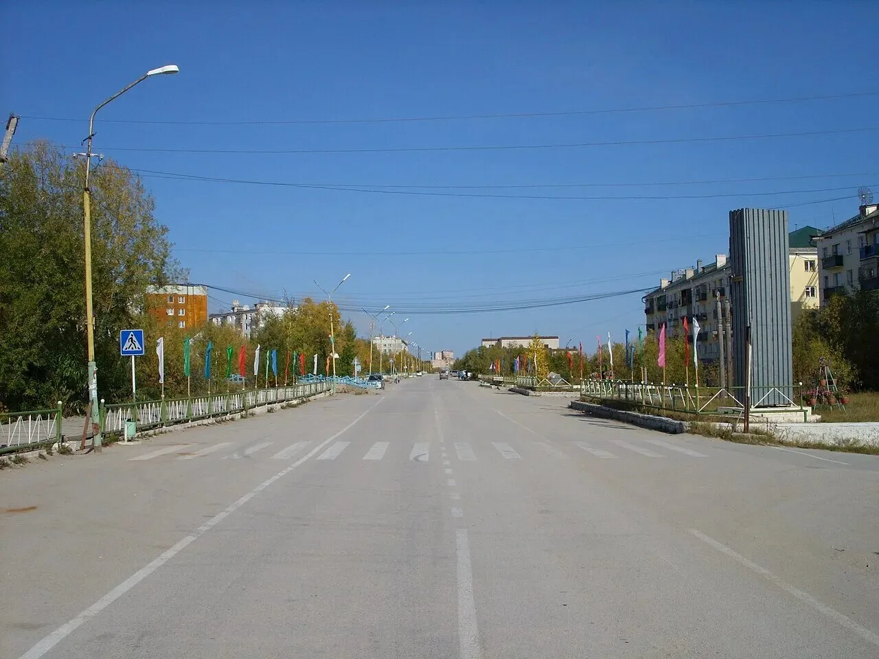 Мохсоголлох действительно можно назвать живописным посёлком городского типа. Его главна...