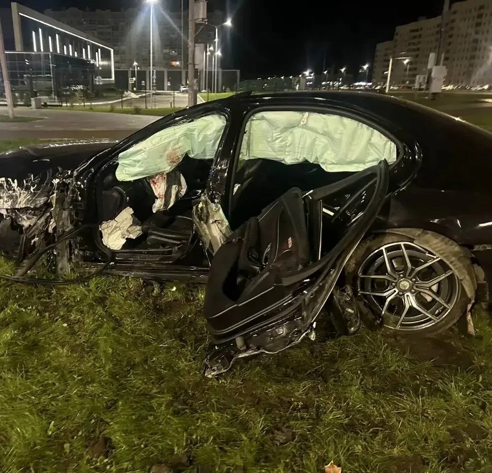 🚨 В Нижнекамске Мерседес врезался в столб и перевернулся