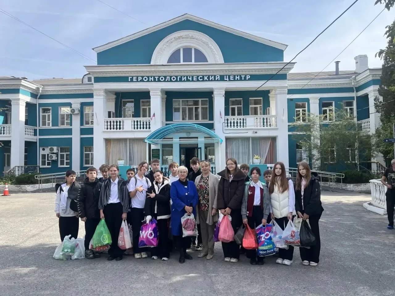 🎉 Тёплый день добрых дел: ученики нашей школы поздравили пожилых людей! 🎉