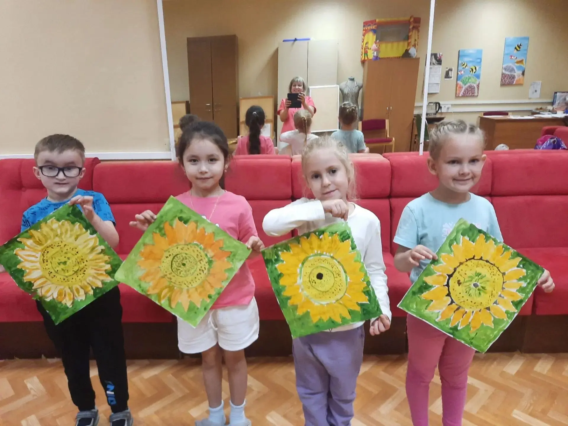 🌻 В Творческой мастерской — самые маленькие участники и большая общая работа! Ребята с...