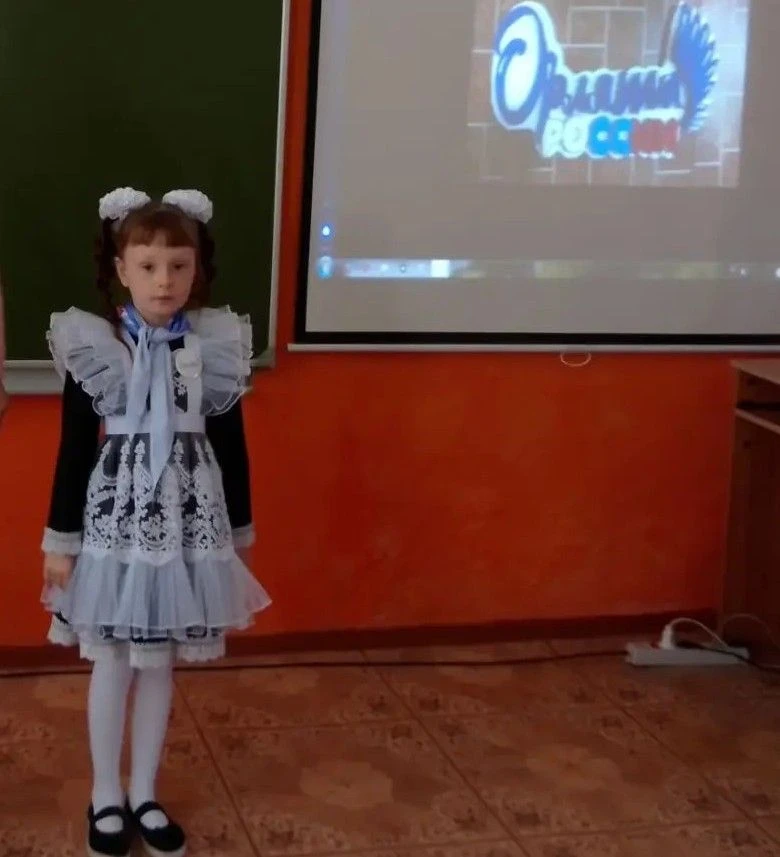 В МБОУ "Алексеевская СОШ" состоялась торжественная церемония принятия обучающейся перво...