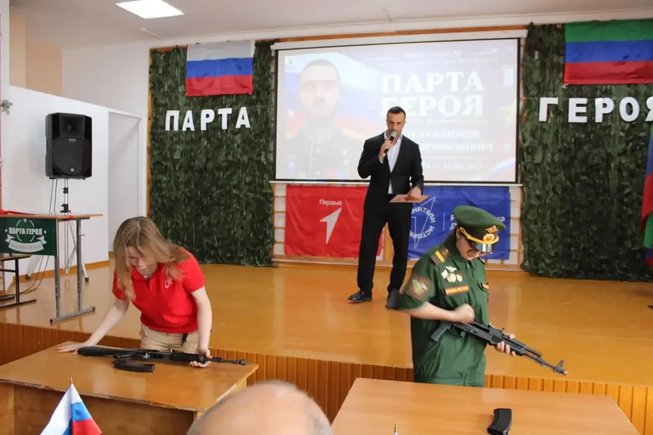 В актовом зале  прошла торжественная программа: школьники читали стихи и исполняли песн...
