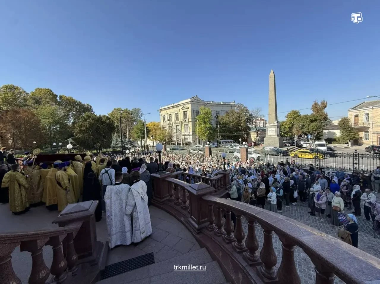 Мощи святителя Луки Крымского торжественно передают в Александро-Невский собор