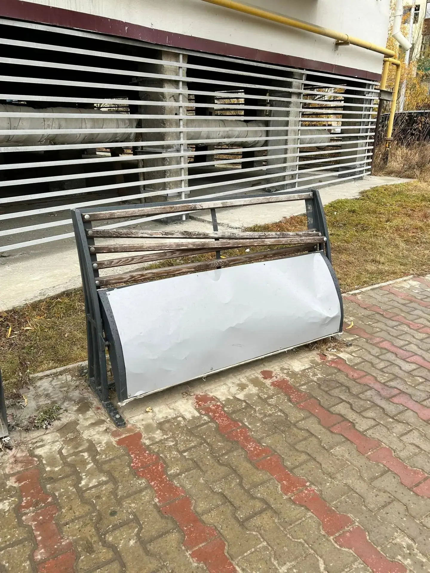 🛠 Работники Управы отремонтировали скамейку на остановке «2 школа»