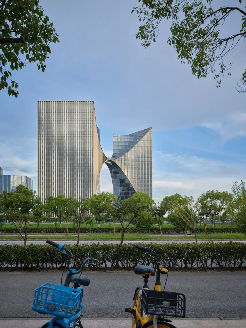 В Шанхае достроили офисную башню Infinity Tower.