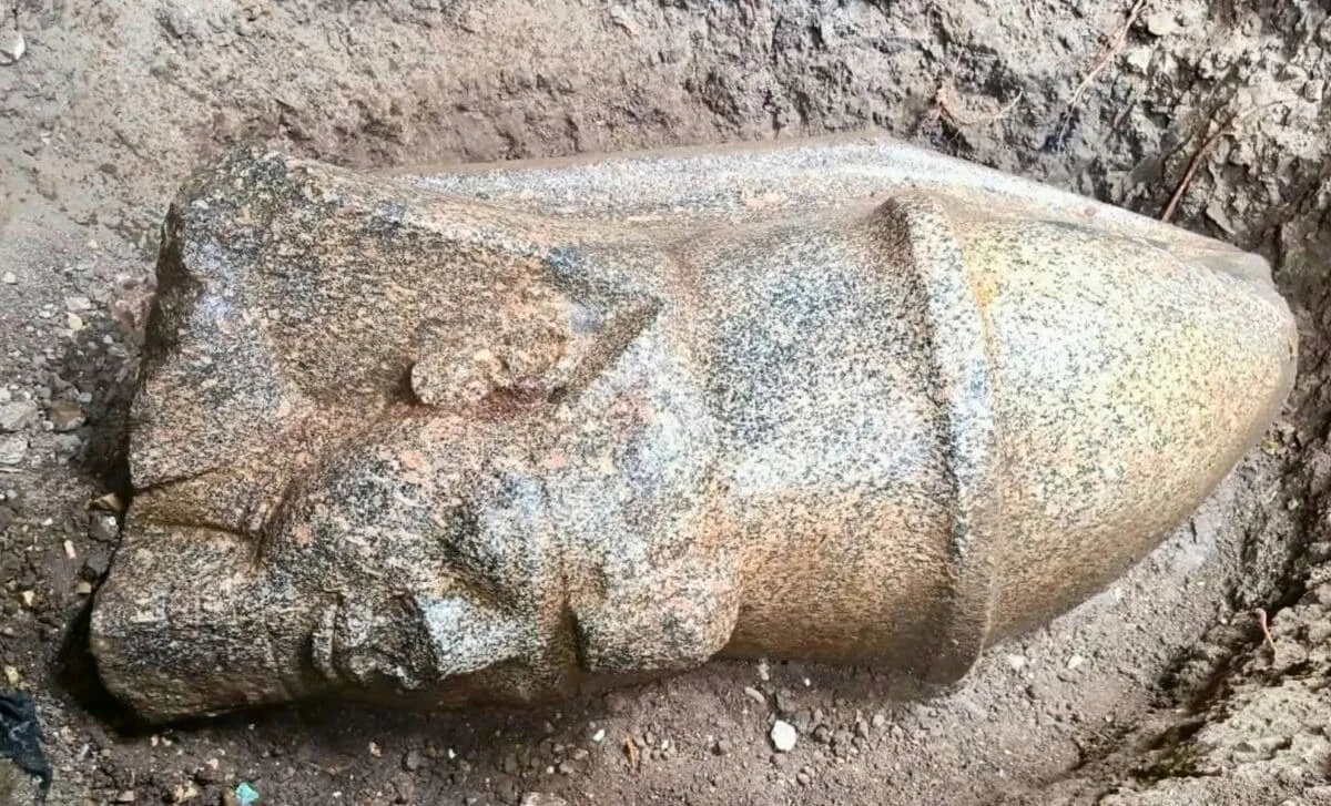 🇪🇬 ФЕРМЕР НАШЁЛ ЦАРСКИЕ СТАТУИ ТАМ, ГДЕ ХРАМ ПОСТРОИЛИ НА 900 ЛЕТ ПОЗЖЕ