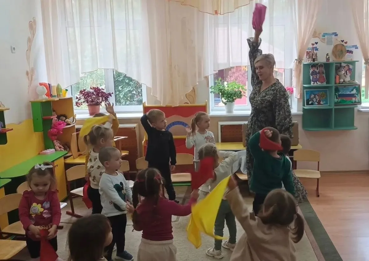 «Топ-топ, хлоп-хлоп — весело играем, дружно подрастаем!»