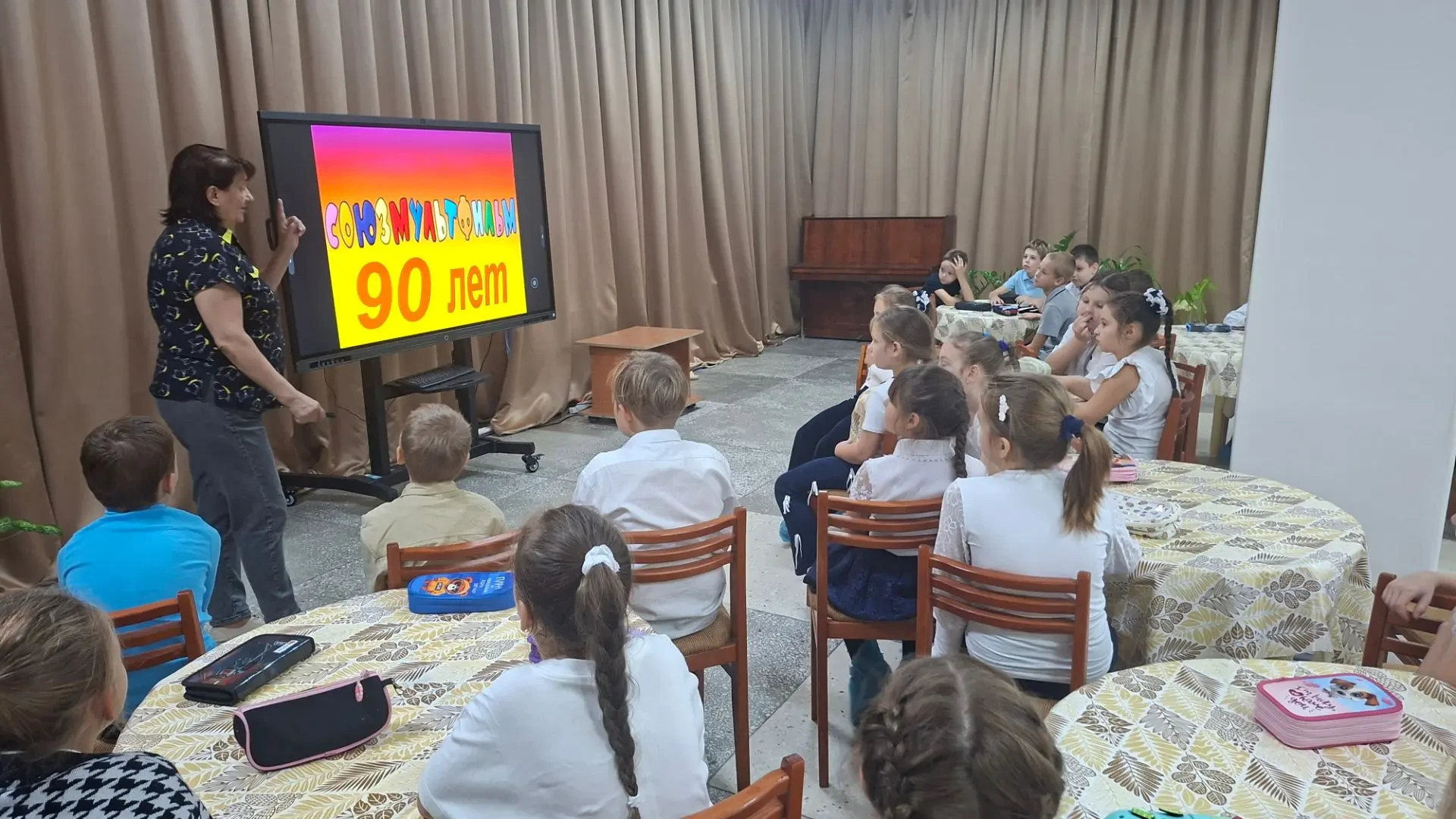 Учащиеся 2 «Б» класса посетили выставку к 90-летию «Союзмультфильма»
