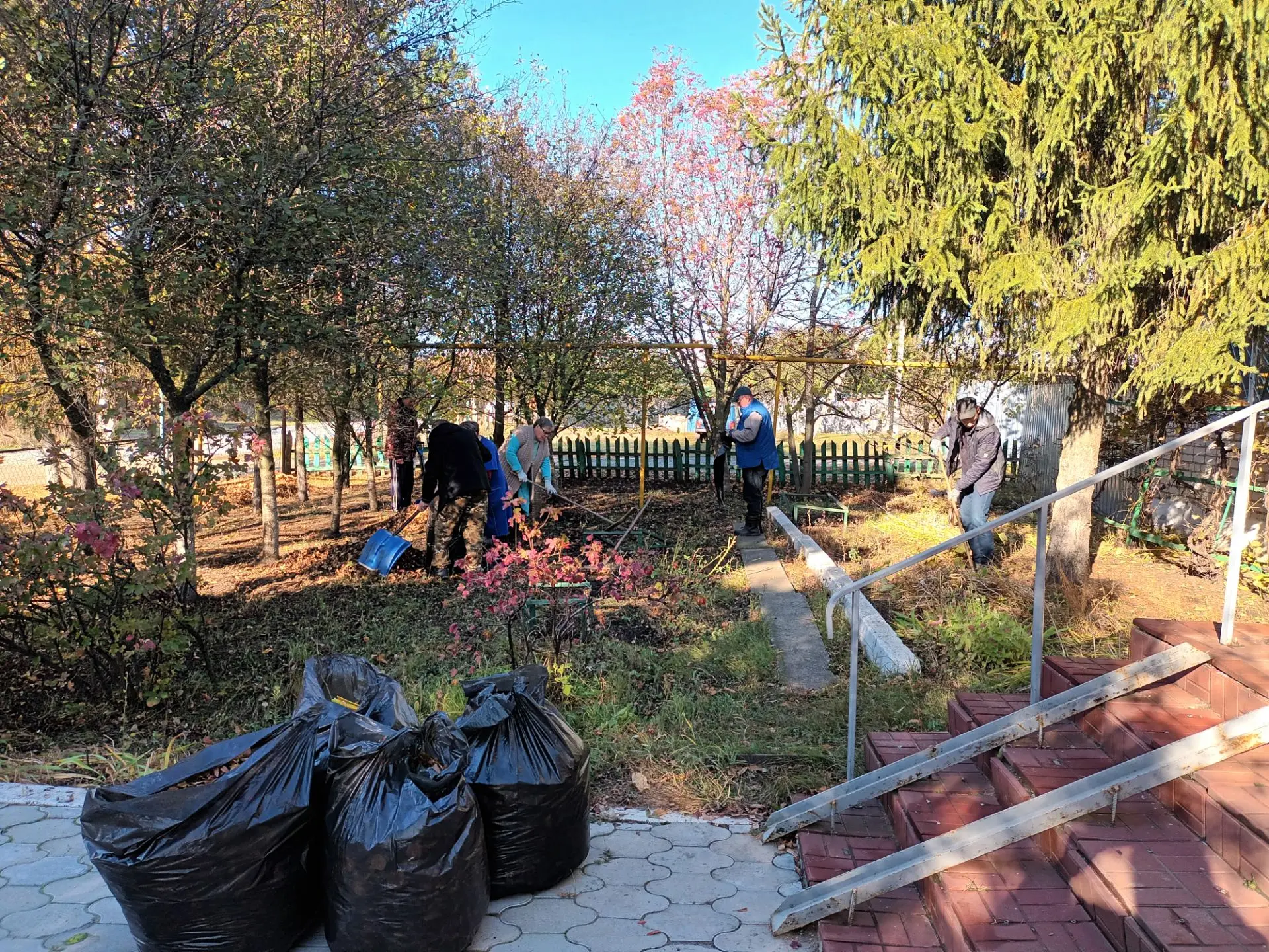 Коллектив ОГУ «Петровская райСББЖ» принял участие в осеннем месячнике по благоустройств...